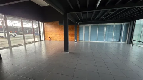 Corner Voortrekker Road & Louis Trichardt Street - Showroom (20)